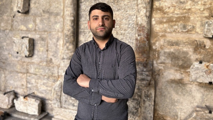 27歲的摩蘇爾青年法迪受訓三年後修復十二使徒之門。(Vatican Media)